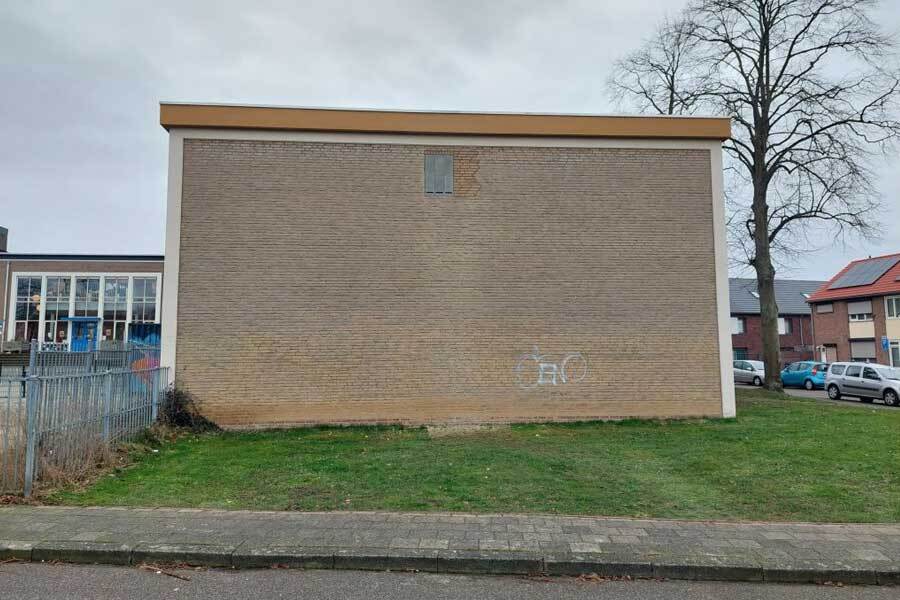 een muur met vleermuiskast