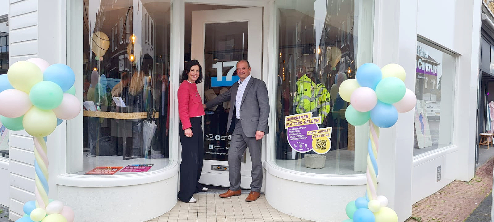 Wethouders Leon Geilen en Judith Bühler bij het pand aan de Raadhuisstraat 17 in Geleen.