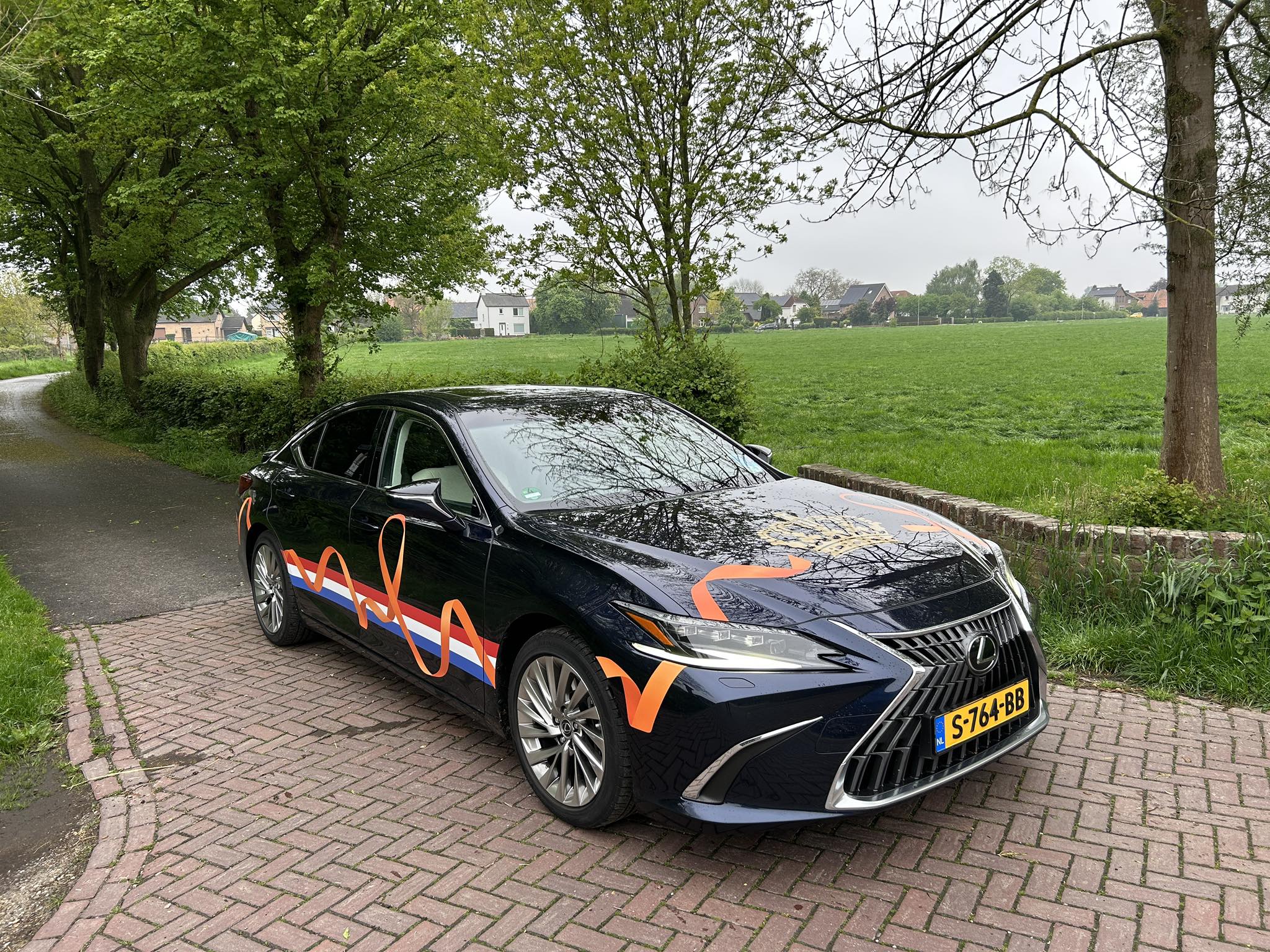 Auto van de burgemeester die is voorzien van stickers met lintjes.