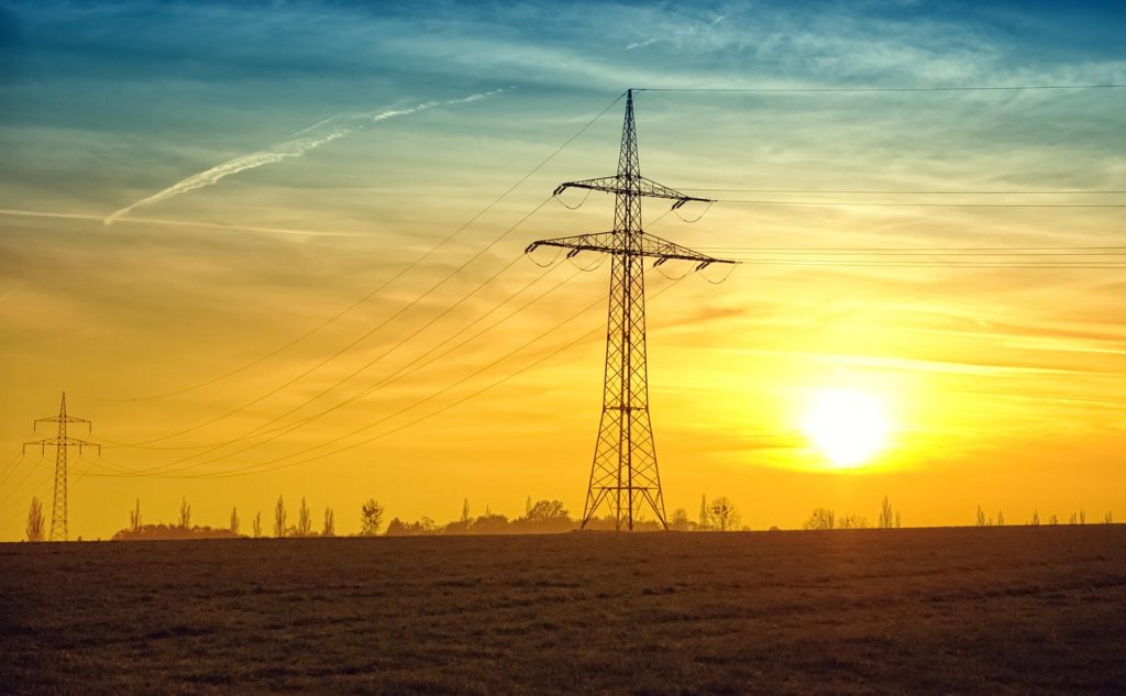 hoogspanningsmast bij zondondergang