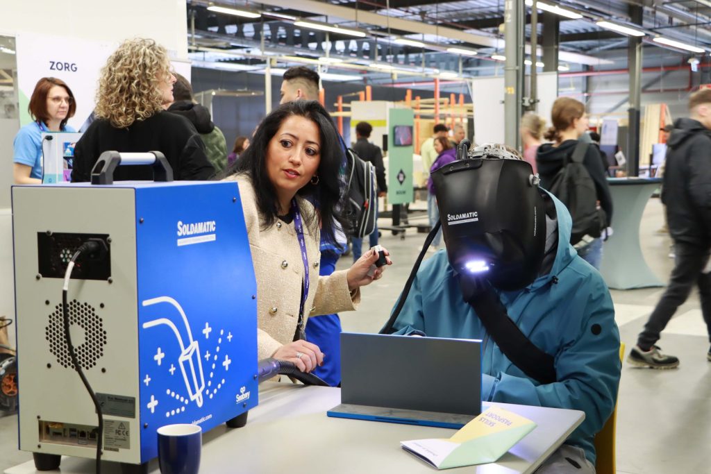 Lasser demonstreert zijn werkzaamheden