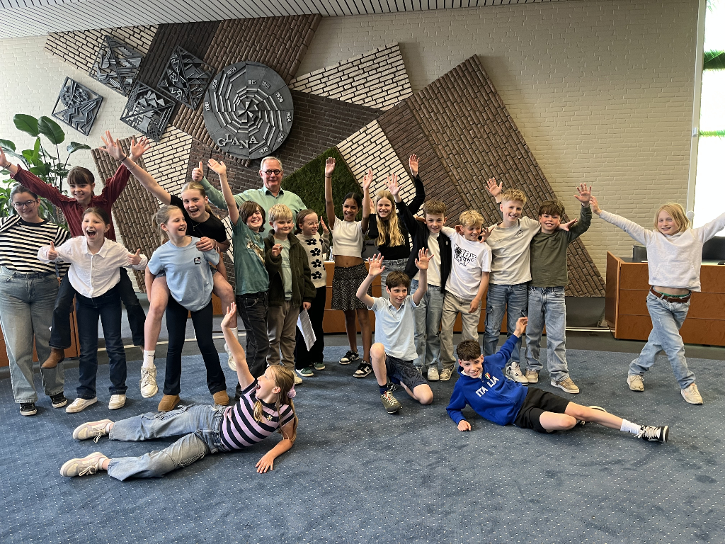 groepsfoto kinderen tijdens jeugdraadspel