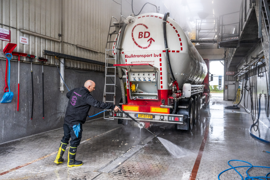 Combo Group vrachtwagen poetsen