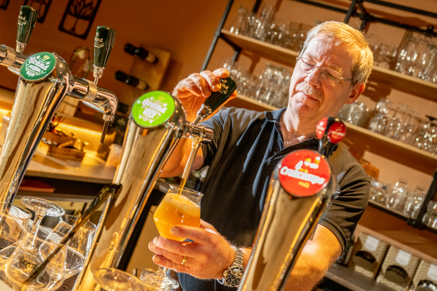 El Paso medewerker achter de bar