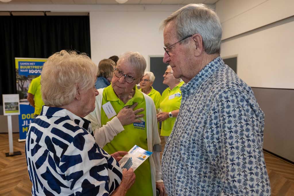 Mensen tijdens Veiligheidsmarkten OOV
