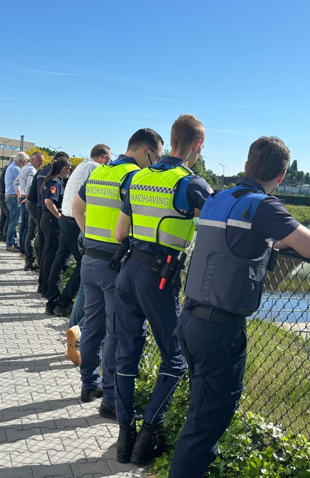 handhavers bekijken de wateropvang in Sittard