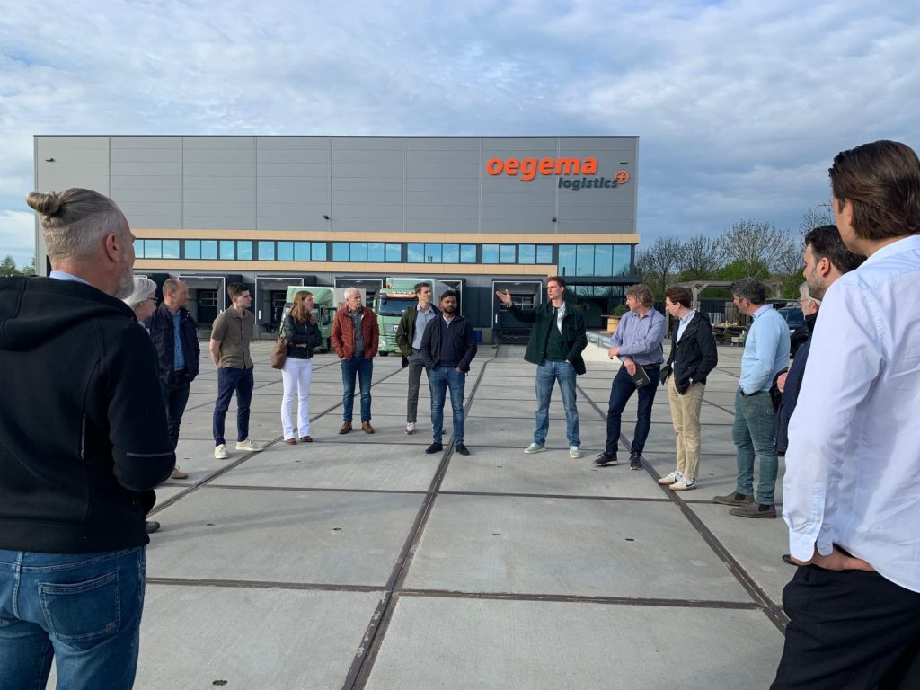 Groepsfoto koffie-inloop bij Oegema