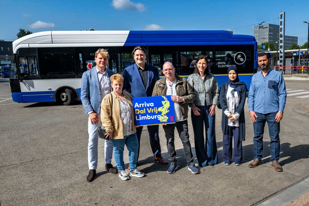mensen poseren voor Arrivabus met bord Arriva Dal Vrij Limburg