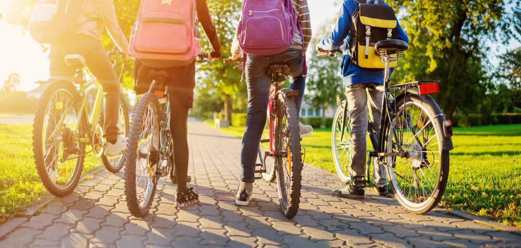Afbeelding scholieren op weg naar school