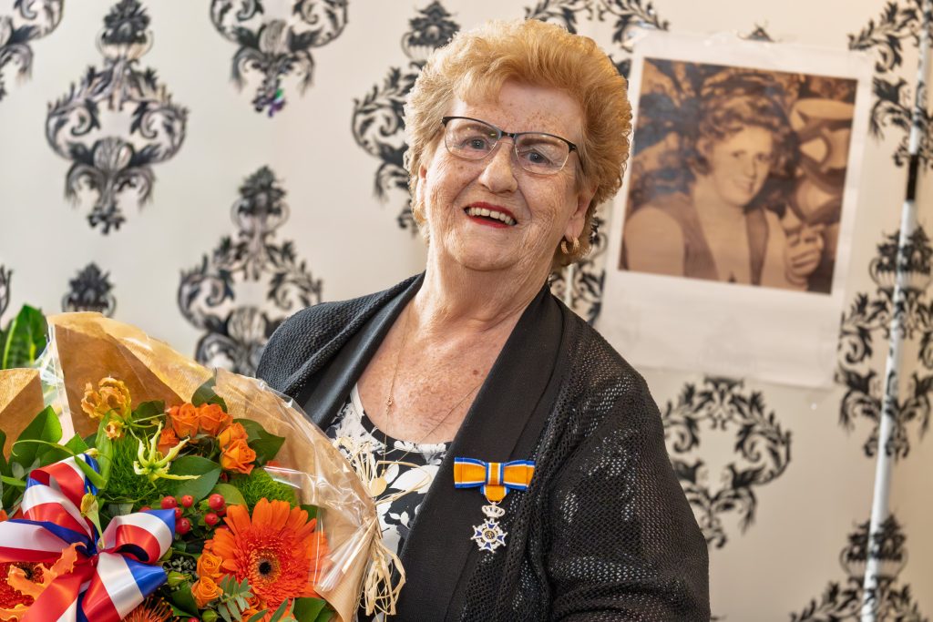 Foto Mary de Bruyn - Collin met Koninklijke onderscheiding