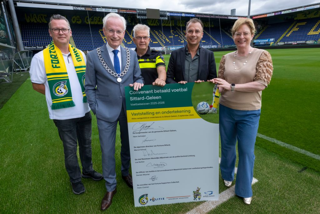 Ondertekende versie van het convenant betaald voetbal door de burgemeester van Sittard-Geleen, de algemeen directeur van Fortuna Sittard, de chef van het basisteam Westelijke Mijnstreek van de Politie en de voorzitter van het supporterscollectief van Fortuna Sittard.