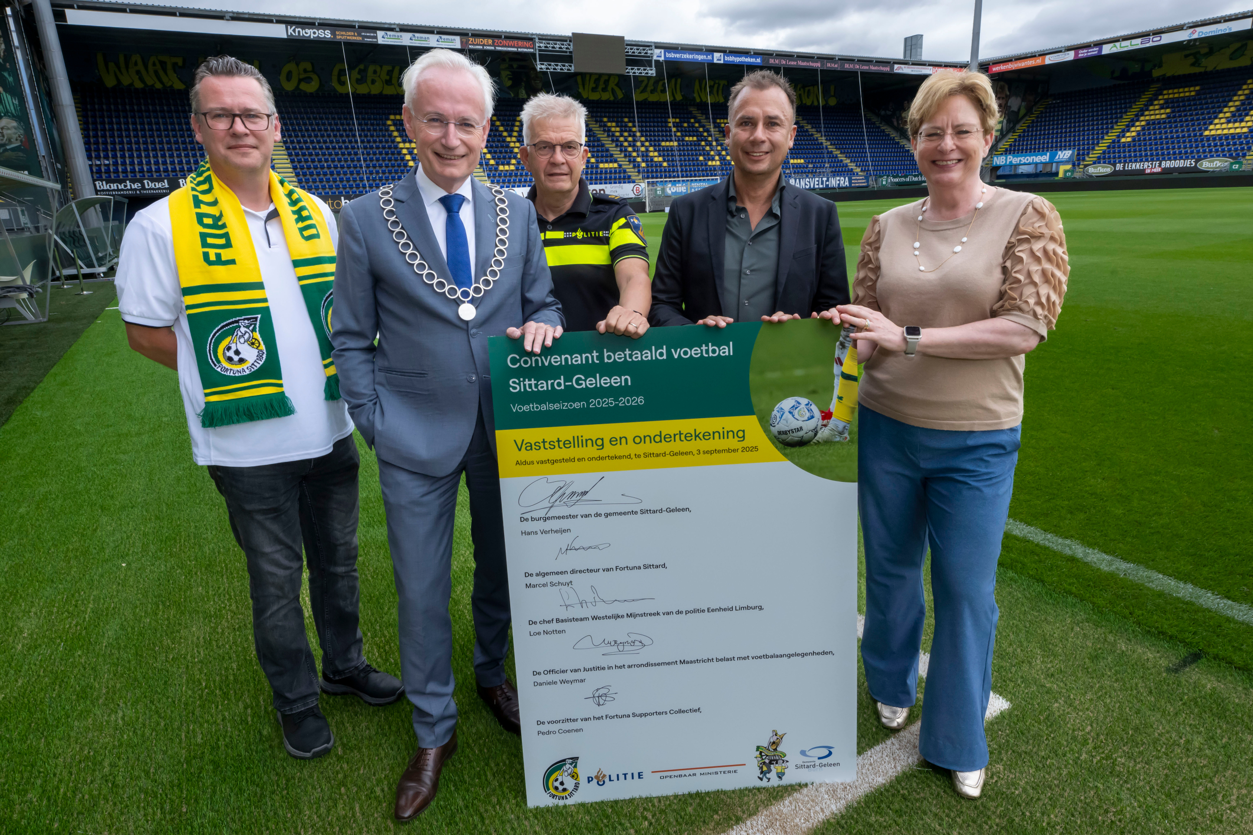 Ondertekende versie van het convenant betaald voetbal door de burgemeester van Sittard-Geleen, de algemeen directeur van Fortuna Sittard, de chef van het basisteam Westelijke Mijnstreek van de Politie en de voorzitter van het supporterscollectief van Fortuna Sittard.