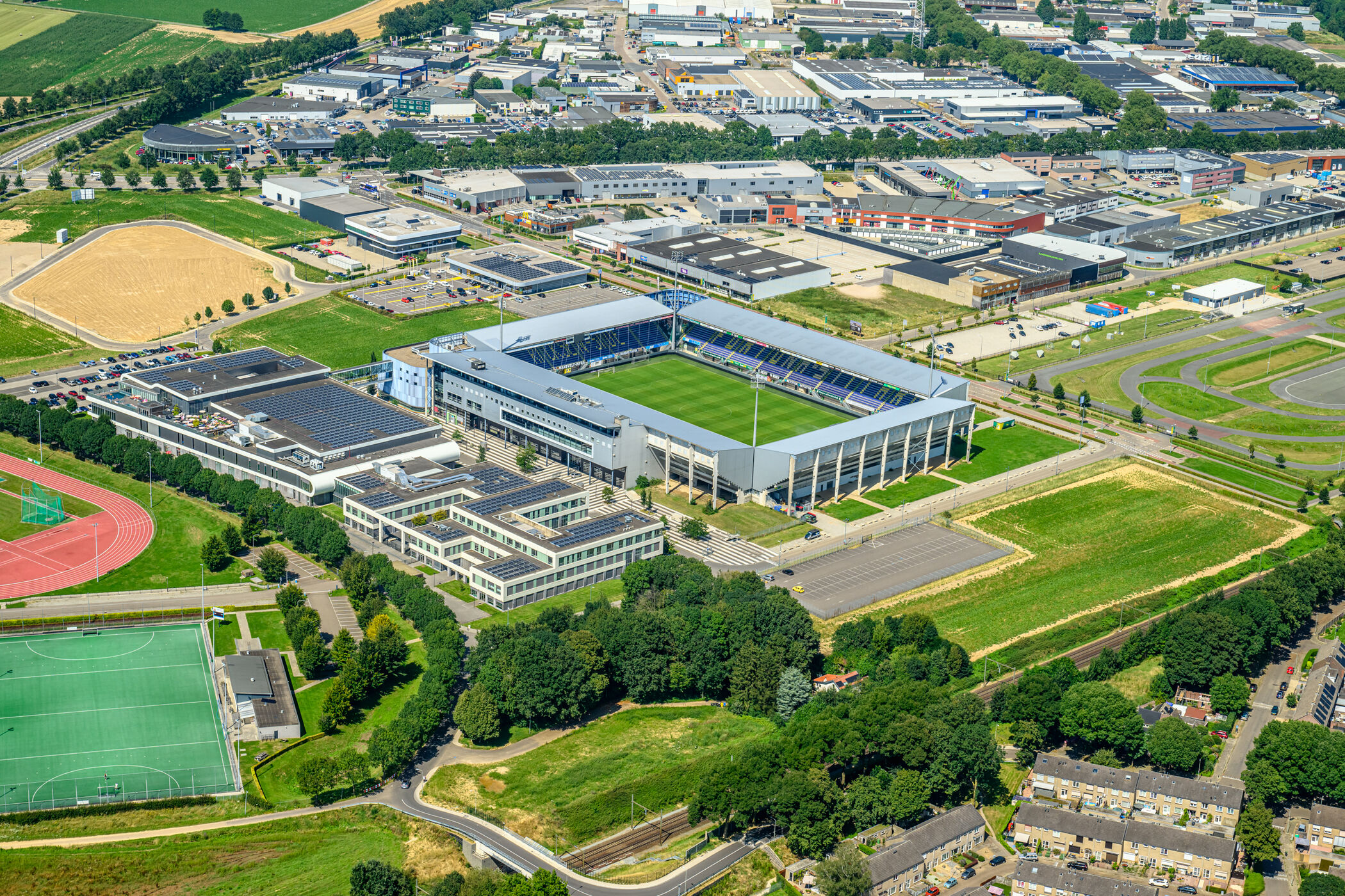 Luchtfoto waarbij het stadion van Fortuna Sittard te zien is.