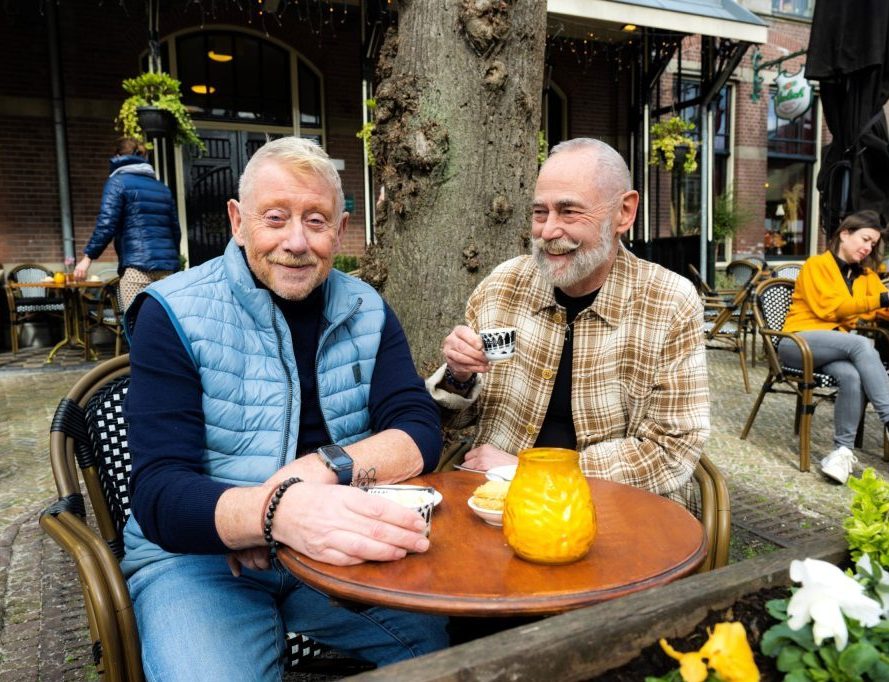 Afbeelding van twee mannen die koffie drinken