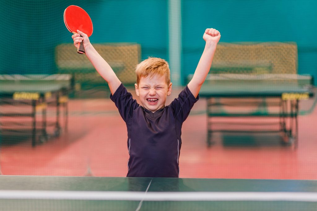 Foto van jongetje dat badminton speelt