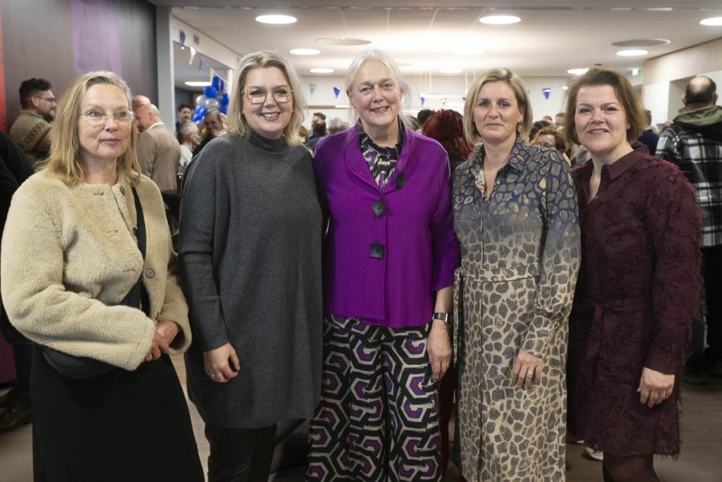 Foto van wethouder Salvino tijdens de opening KC De Kingbeek