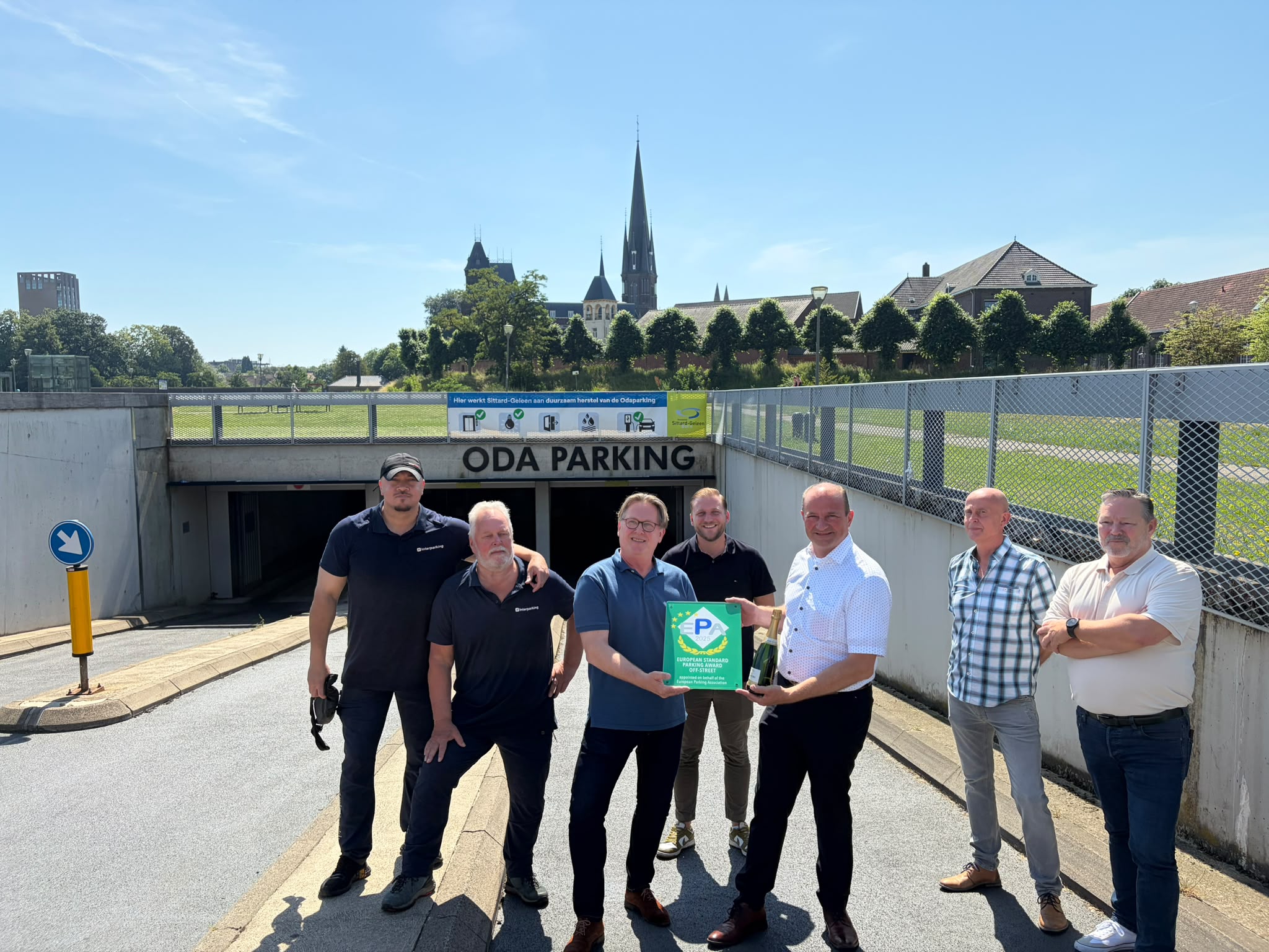 Ciaran Dooijers, bestuurslid van Vexpan, overhandigde de Award aan wethouder Leon Geilen, voor de parkeergarage.